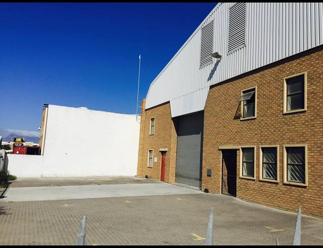 1,650M² FACTORY TO LET IN RACING PARK